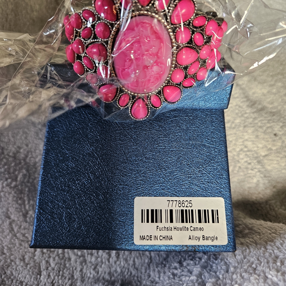 Fuchsia Howlite Cameo Alloy Bangle
